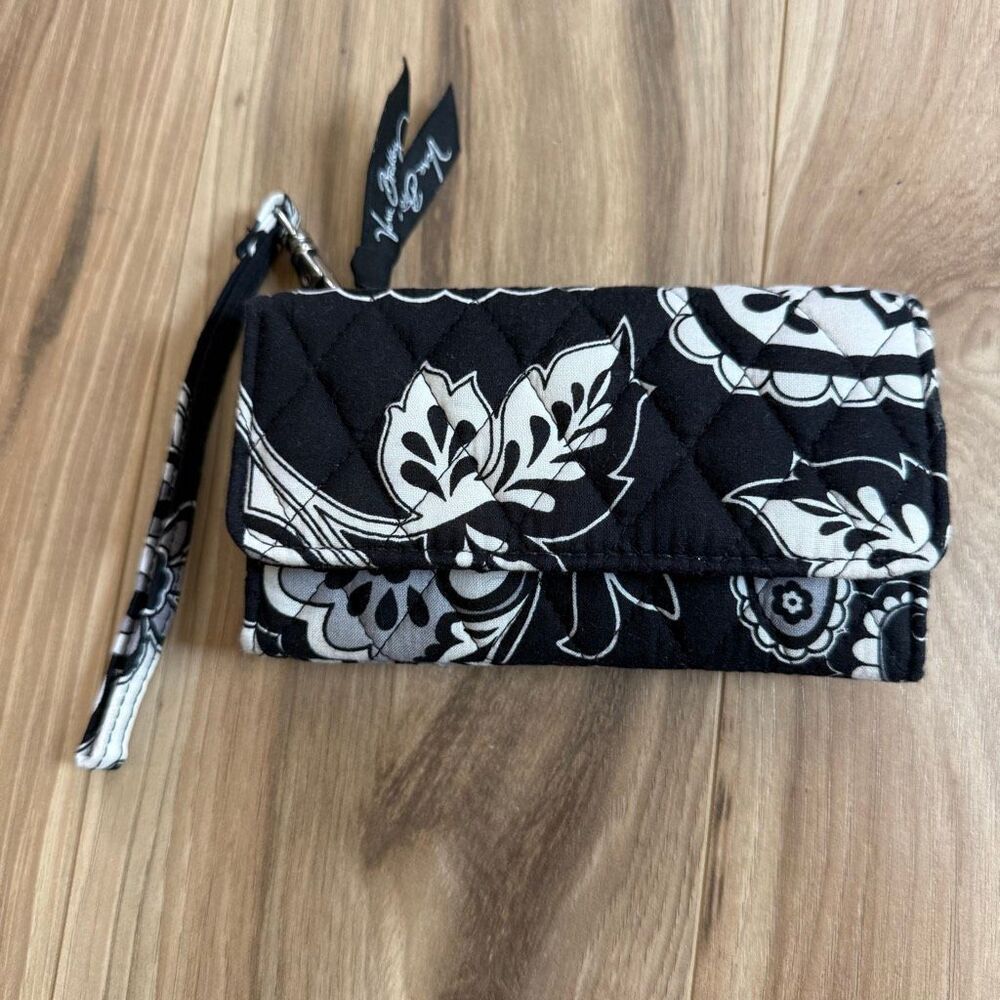 Vera Bradley Trifold Quilted Wallet Wristlet Midnight Paisley Black/White